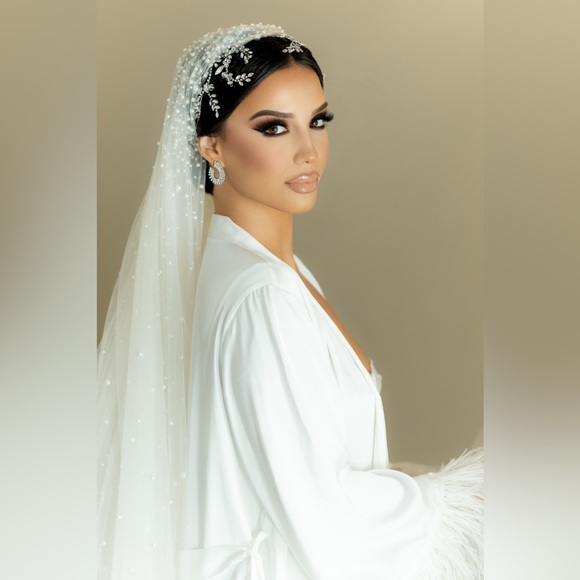 Selling veil & headpiece! - Picture 10 of 10